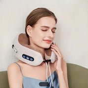 Donna che utilizza un cuscino massaggiante per collo, ergonomico e portatile, con comandi integrati. Ideale per relax e sollievo dallo stress.