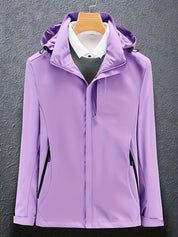 Giacca impermeabile viola con cappuccio, appesa su gruccia, su sfondo grigio. Design elegante, ideale per outdoor e moda autunnale.