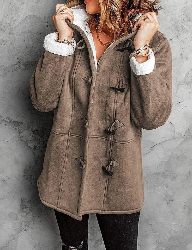 Giacca invernale donna in pelle scamosciata marrone con cappuccio, chiusura a alamari, fodera in pelliccia sintetica bianca, stile casual elegante.