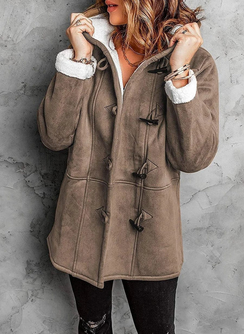 Giacca invernale donna in pelle scamosciata marrone con cappuccio, chiusura a alamari, fodera in pelliccia sintetica bianca, stile casual elegante.