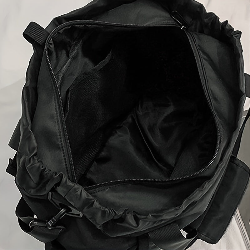Zaino nero aperto, spazioso e resistente, ideale per viaggi e attività outdoor. Design moderno con tasche multiple e chiusura a zip.