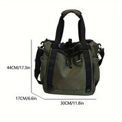 Borsa a tracolla verde militare, dimensioni 44x30x17 cm, con manici neri e tasche laterali. Ideale per viaggi e uso quotidiano.