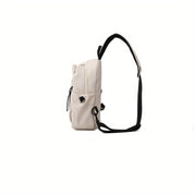 Zaino beige di profilo con spallacci neri regolabili, tasche laterali e chiusura a zip. Design moderno, ideale per scuola o lavoro.