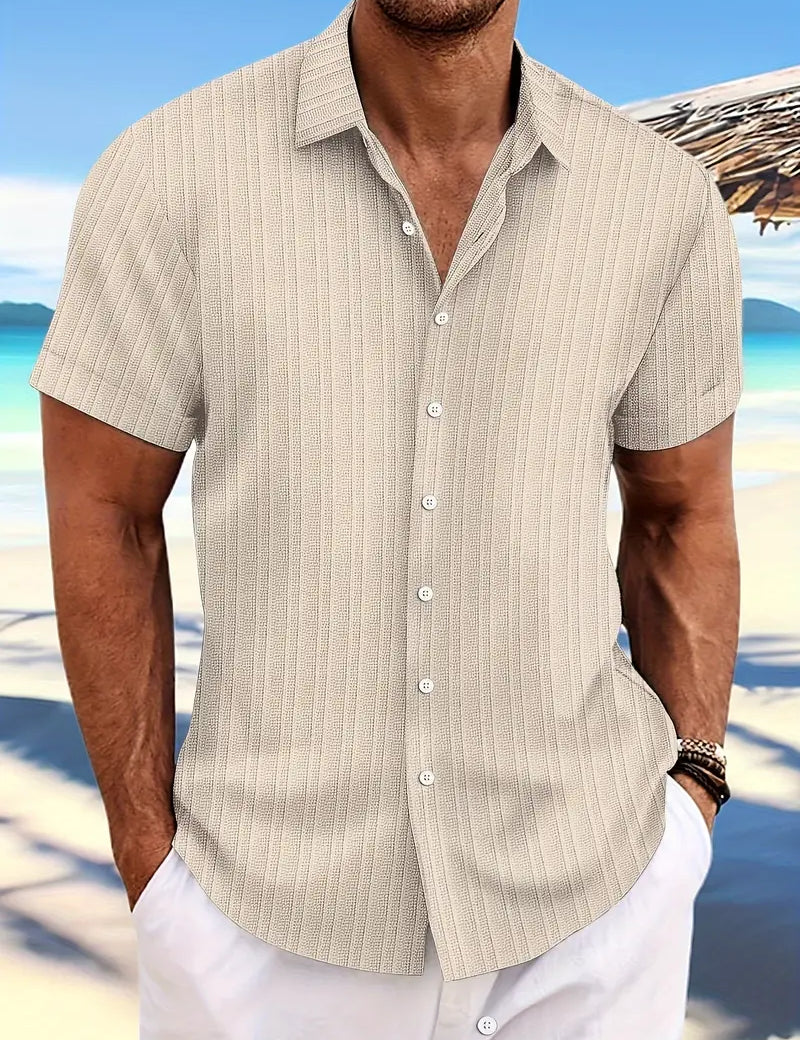 Camicia estiva da uomo a righe beige, maniche corte, sfondo spiaggia. Moda casual, abbigliamento leggero, ideale per vacanze al mare.