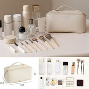 Set di cosmetici e accessori trucco con borsa beige, pennelli, flaconi e contenitori vari. Ideale per organizzare prodotti di bellezza e skincare.