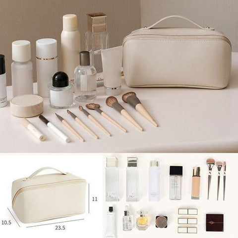 Set di cosmetici e accessori trucco con borsa beige, pennelli, flaconi e contenitori vari. Ideale per organizzare prodotti di bellezza e skincare.