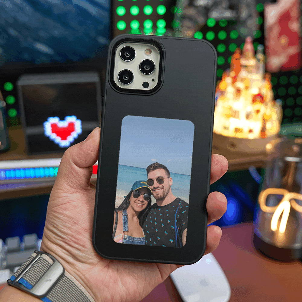 Custodia per iPhone con foto personalizzata di una coppia sorridente in spiaggia, sfondo colorato, accessori tecnologici, idea regalo originale.