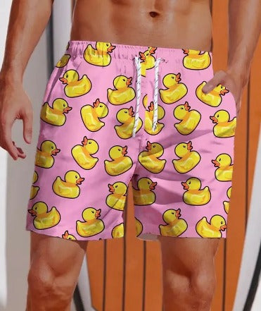 Pantaloncini da bagno uomo rosa con stampa anatre gialle, elastico in vita, cordoncino bianco. Costume mare divertente, moda estiva uomo.
