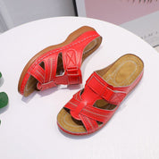 Sandali rossi in pelle da donna con suola in gomma, design traforato e chiusura a strappo. Scarpe estive comode e alla moda.