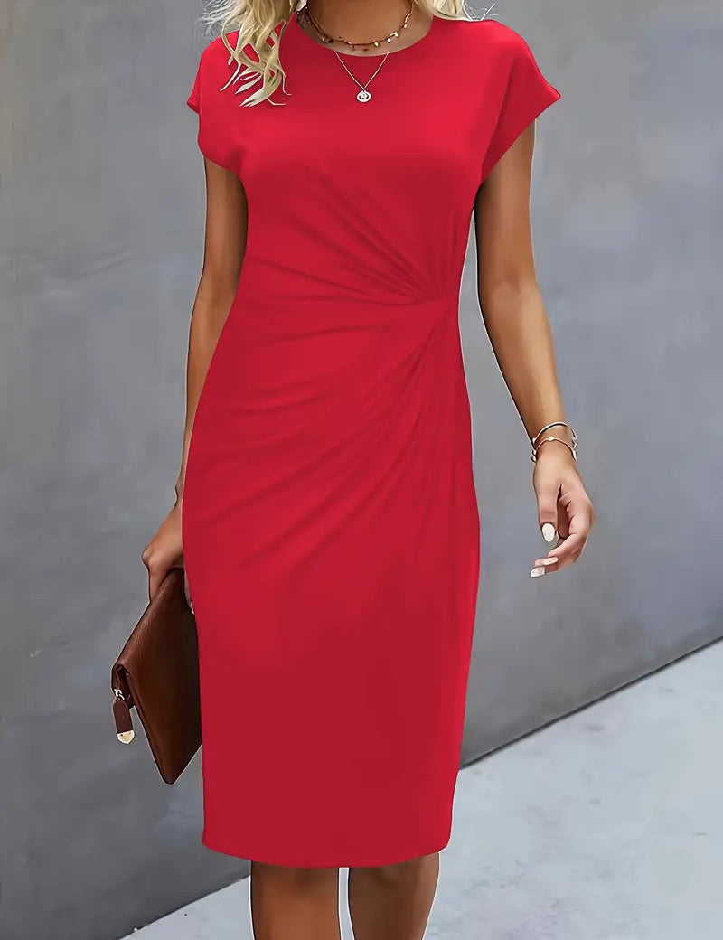 Abito rosso elegante da donna, maniche corte, lunghezza al ginocchio, adatto per occasioni formali. Accessori: collana e borsa marrone.