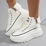 Scarpe da ginnastica bianche alte con suola spessa, dettagli in nero e cerniera laterale. Design moderno e alla moda per un look casual e sportivo.