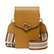 Borsa a tracolla in pelle marrone chiaro con chiusura a forma di C, cinturino regolabile a righe marroni e bianche. Accessorio moda elegante e pratico.
