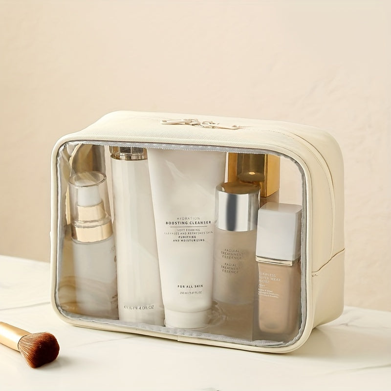 Beauty case trasparente con prodotti skincare, flaconi e tubi, su sfondo chiaro. Ideale per organizzare cosmetici da viaggio. Accessorio essenziale.