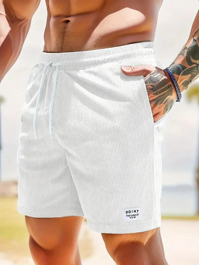 Shorts da uomo bianchi, tessuto a coste, con laccio in vita e tasche laterali. Ideali per l'estate e la spiaggia. Stile casual e moderno.