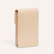 Custodia per smartphone in pelle beige, design elegante e minimalista, ideale per protezione e stile. Accessorio moda essenziale per dispositivi mobili.