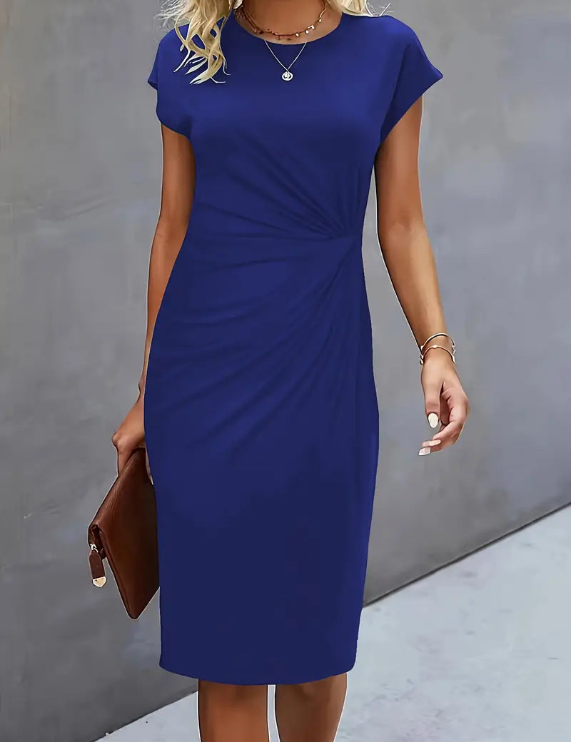 Abito blu elegante da donna, maniche corte, lunghezza al ginocchio, adatto per occasioni formali e casual. Accessori: borsa marrone, bracciali oro.