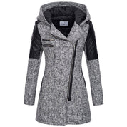 Cappotto donna invernale grigio con cappuccio, chiusura zip asimmetrica, dettagli in pelle nera su spalle e maniche, elegante e moderno.