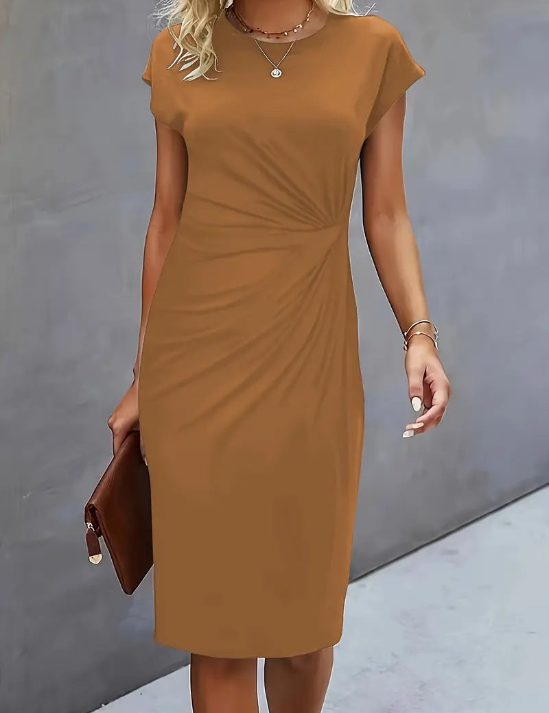 Abito midi marrone elegante da donna, maniche corte, design drappeggiato, perfetto per occasioni formali. Accessori: collana e borsa a mano.