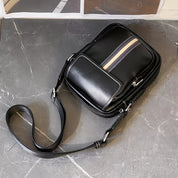 Borsa a tracolla in pelle nera con strisce decorative beige e blu, design elegante, ideale per uomo, accessorio moda, stile casual.