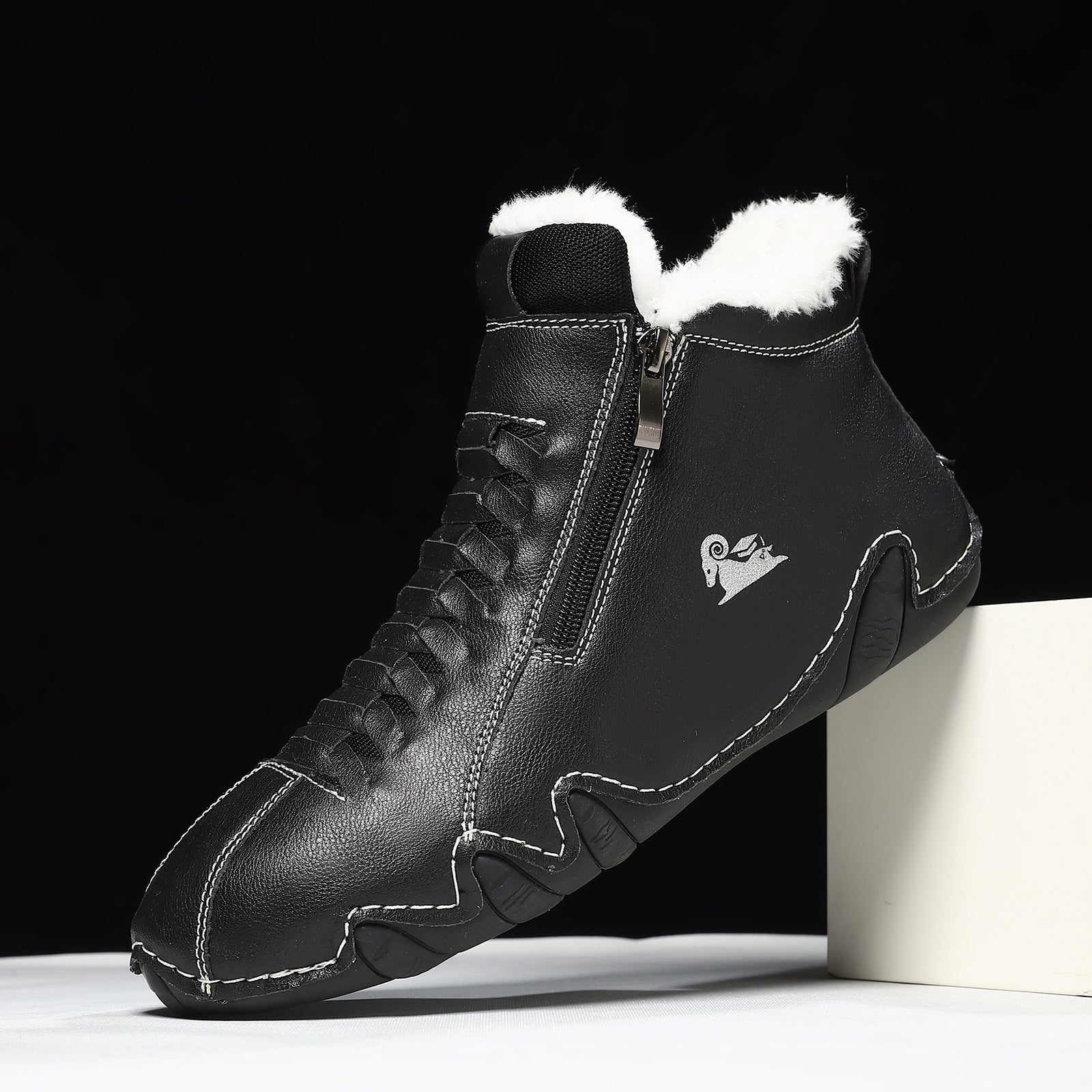 Frieda | Women's winter ankle boots in faux leather with lining and zip