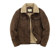 Giacca in velluto a coste marrone con fodera in pelliccia sintetica, colletto classico, bottoni frontali. Moda uomo, abbigliamento invernale casual.