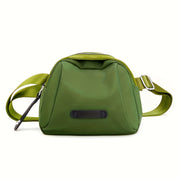 Borsa a tracolla verde oliva in nylon, design moderno, con cinghia regolabile e chiusura a zip. Accessorio moda donna, stile casual chic.