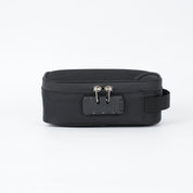 Custodia nera con chiusura a combinazione, design compatto e maniglia laterale. Ideale per viaggi, sicurezza e organizzazione.