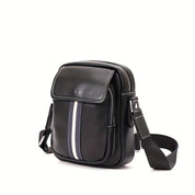 Borsa a tracolla in pelle nera con striscia decorativa bianca e blu, tasca frontale, cerniera e tracolla regolabile. Accessorio moda uomo elegante.