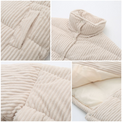 Giacca trapuntata beige in velluto a coste, collo alto, dettagli tasca e fodera interna. Moda invernale, abbigliamento caldo e confortevole.