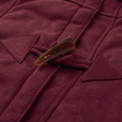 Cappotto montgomery bordeaux in lana con alamaro in legno. Elegante e caldo, ideale per l'inverno. Moda uomo, abbigliamento invernale.