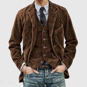 Giacca uomo in velluto marrone, stile casual elegante, con gilet abbinato e cravatta. Ideale per look autunnali. Moda maschile, abbigliamento trendy.