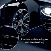 Auto nera con fari accesi, cerchi cromati lucidi e tecnologia di tracciamento in tempo reale. Design elegante e moderno.