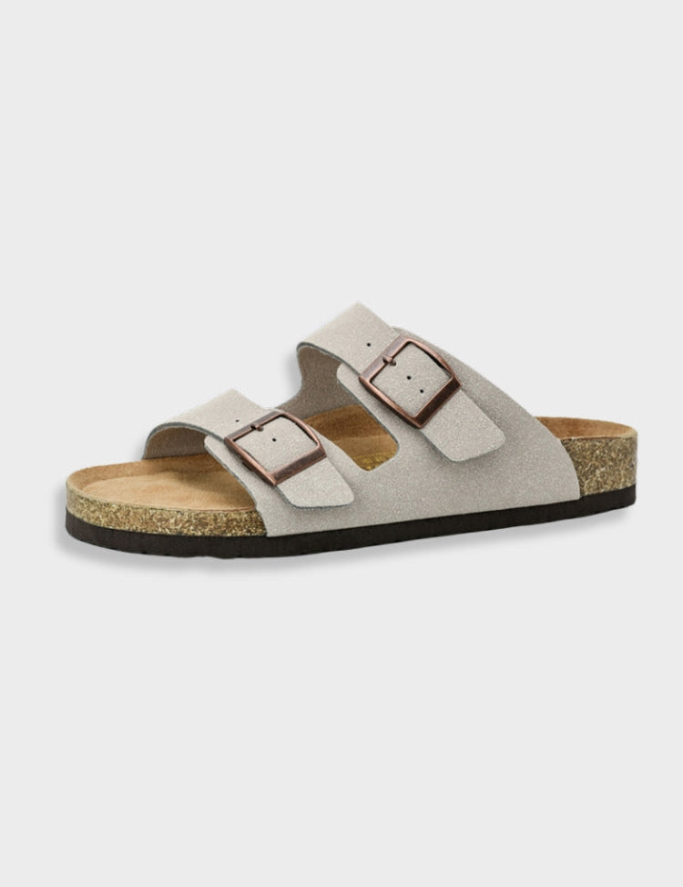 Sandalo Birkenstock Arizona unisex, colore grigio chiaro, con doppia fibbia regolabile e suola in sughero. Comodo, casual, ideale per l'estate.