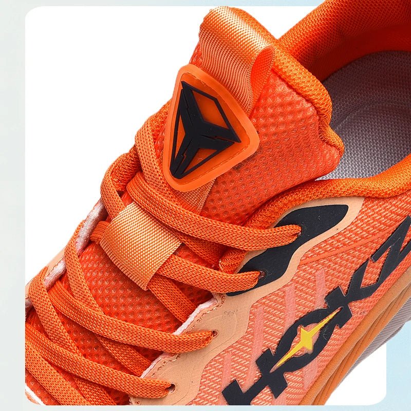 Scarpa sportiva arancione con logo nero, design moderno e dettagli in mesh traspirante. Ideale per attività sportive e tempo libero.