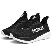 Scarpe da corsa nere e bianche, design moderno, suola ammortizzata, logo HOKZ, ideali per sport e allenamento, comfort e stile.