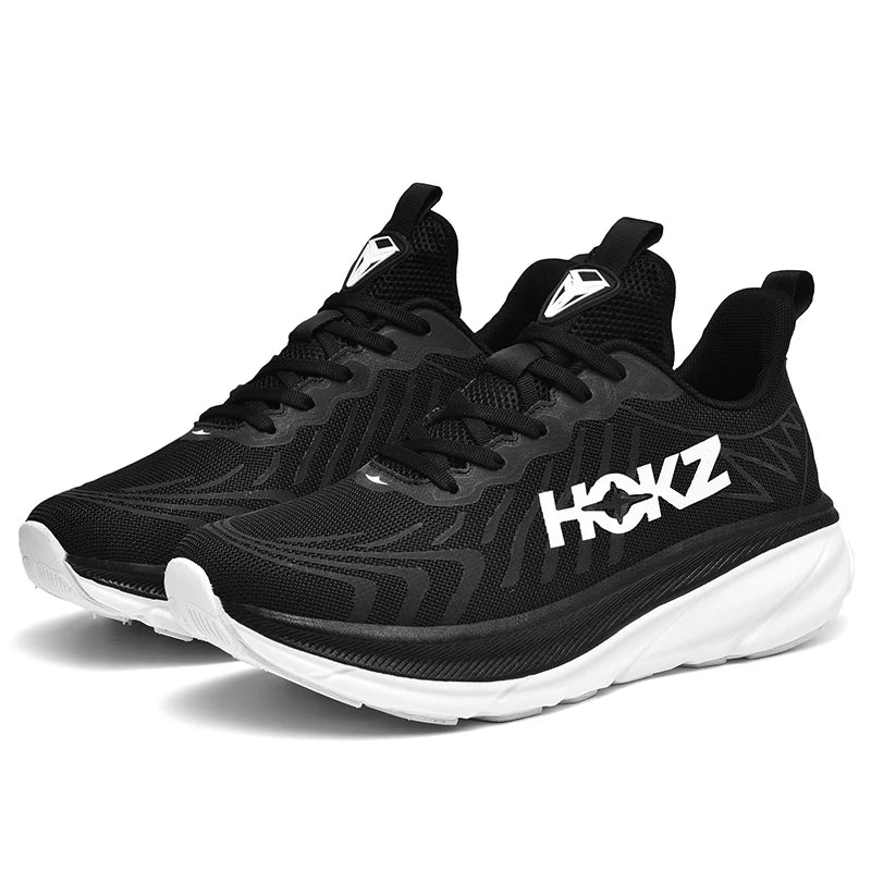 Scarpe da corsa nere e bianche, design moderno, suola ammortizzata, logo HOKZ, ideali per sport e allenamento, comfort e stile.