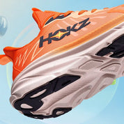 Scarpa da corsa arancione Hoka con suola ammortizzata, design aerodinamico e logo visibile, ideale per running e sport all'aperto.