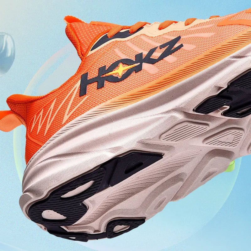Scarpa da corsa arancione Hoka con suola ammortizzata, design aerodinamico e logo visibile, ideale per running e sport all'aperto.