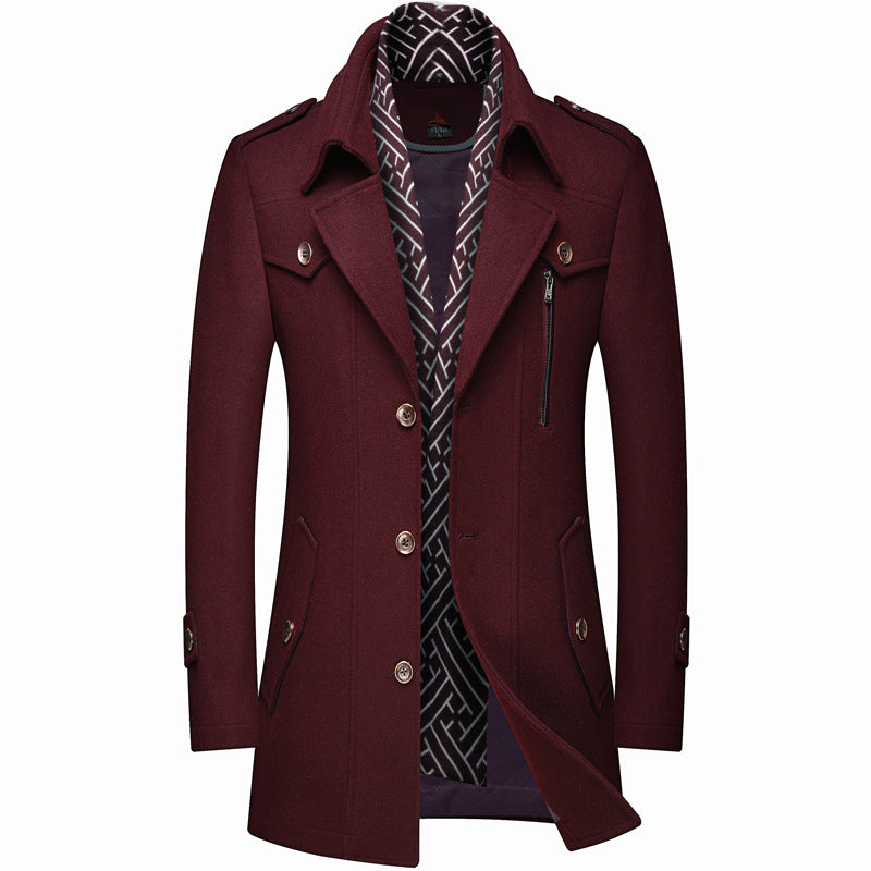 Cappotto uomo elegante bordeaux con bottoni, tasche e colletto classico. Interno con motivo geometrico. Moda autunno inverno, abbigliamento maschile.