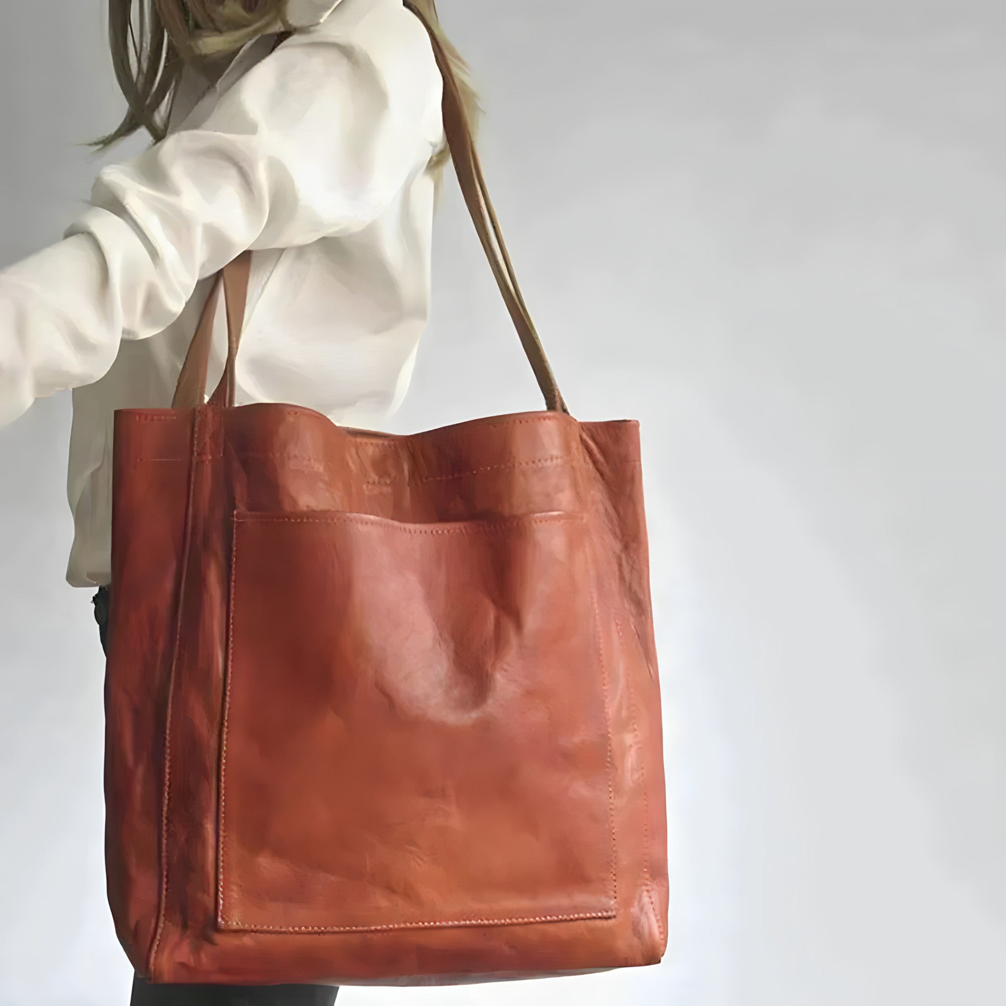 Borsa shopper in pelle marrone, design elegante e minimalista, ideale per moda donna. Accessorio versatile per ogni occasione.