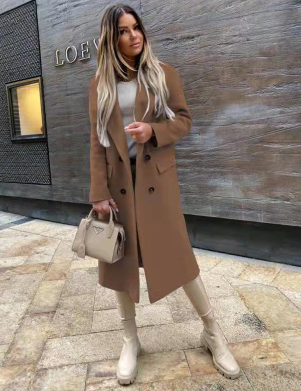 Donna con cappotto marrone, stivali beige e borsa Prada, posa davanti a un edificio moderno. Moda autunnale elegante, look urbano sofisticato.