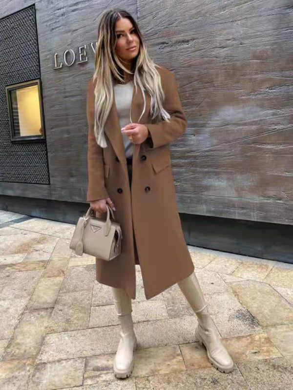 Donna con cappotto marrone, stivali beige e borsa Prada, posa davanti a un edificio moderno. Moda autunnale elegante, look urbano sofisticato.