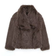 Giacca in ecopelliccia marrone, design elegante e moderno, ideale per l'inverno. Capospalla caldo e alla moda per donna.