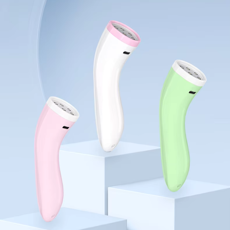 Tre dispositivi per massaggio facciale elettrico in rosa, bianco e verde su sfondo blu. Strumenti di bellezza per cura della pelle e anti-invecchiamento.