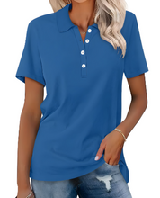 Maglietta polo donna blu, maniche corte, bottoni bianchi, abbinata a jeans strappati. Stile casual, moda estiva, abbigliamento femminile.