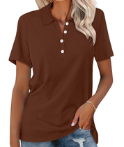 Maglietta polo donna marrone, maniche corte, bottoni bianchi, abbinata a jeans. Stile casual, moda femminile, abbigliamento estivo.