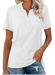 Maglietta polo bianca da donna, maniche corte, colletto classico, abbinata a jeans casual. Stile estivo, moda femminile, abbigliamento casual.