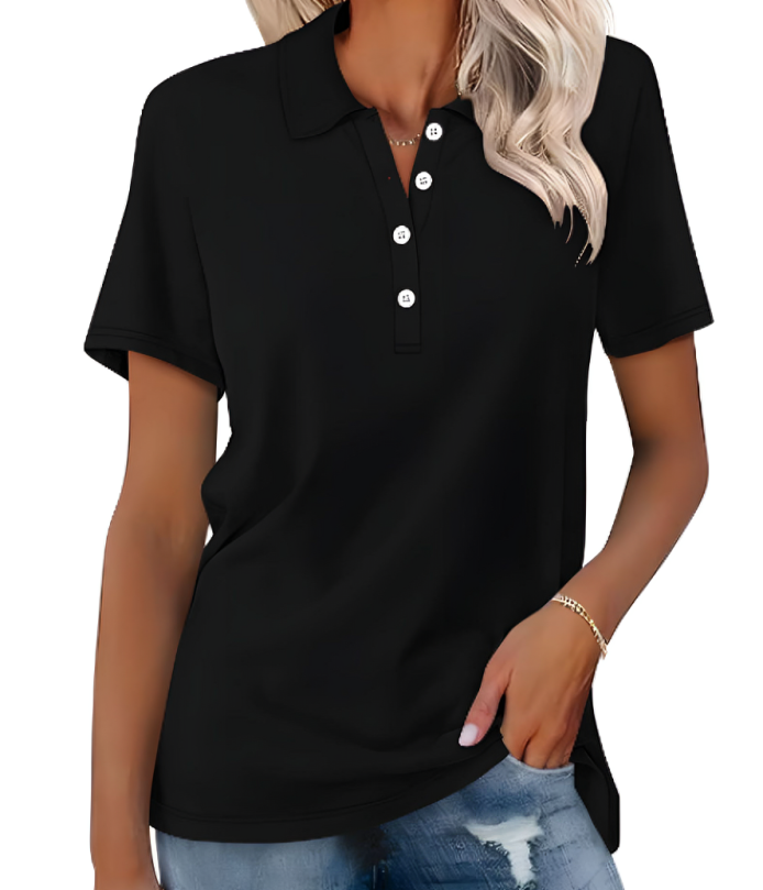Maglietta polo nera da donna, maniche corte, bottoni bianchi, abbinata a jeans strappati. Stile casual, moda femminile, abbigliamento estivo.