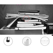 Libri e quaderni impilati su uno scaffale con un dispositivo elettronico al centro. Immagine in bianco e nero, organizzazione ufficio, cancelleria.