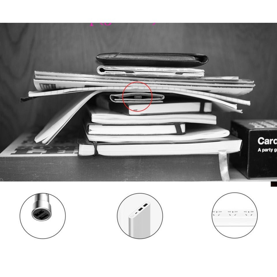 Libri e quaderni impilati su uno scaffale con un dispositivo elettronico al centro. Immagine in bianco e nero, organizzazione ufficio, cancelleria.